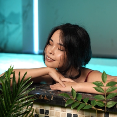 Гостья у бассейна с подсветкой в SPA-зоне Dosale'